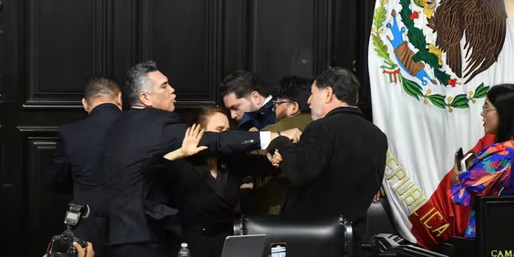 Se pospone diligencia de Fernández Noroña con la FGR por denuncia contra Alejandro Moreno