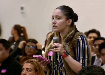 Se enciende el Senado; alumna confronta a Fernández Noroña por misoginia y derroche