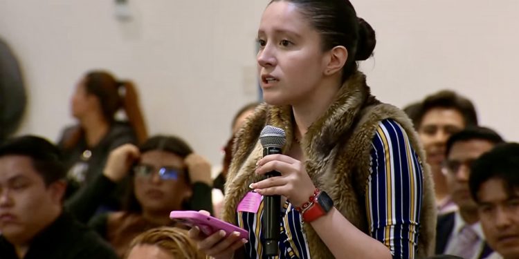 Se enciende el Senado; alumna confronta a Fernández Noroña por misoginia y derroche