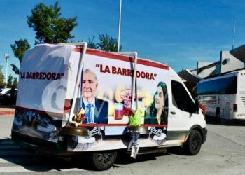 Entre pancartas y espectaculares, ciudadanos muestran su descontento contra Adán Augusto y “La Barredora” en informe de Andrea Chávez