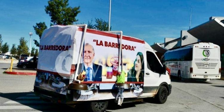 Entre pancartas y espectaculares, ciudadanos muestran su descontento contra Adán Augusto y “La Barredora” en informe de Andrea Chávez