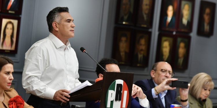Alejandro Moreno rechaza acusaciones de Sheinbaum y asegura que el PRI “no es vendepatrias”