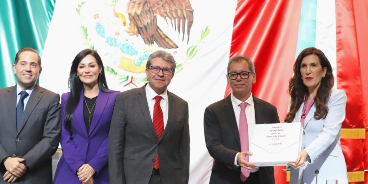 Hacienda entrega Paquete Económico 2026; prevé ingresos por 8.7 billones de pesos y ajustes fiscales en IEPS y deducciones bancarias