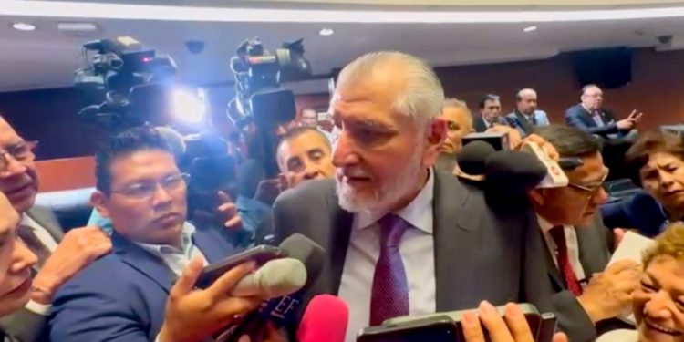 Adán Augusto López afirma que oposición debería ir de rodillas a la Basílica para investigar a AMLO por huachicol fiscal