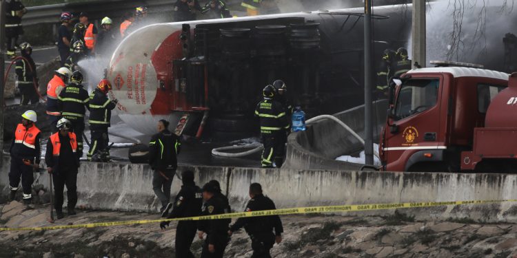 Explosión de pipa en Iztapalapa deja hasta ahora ocho muertos y 67 lesionados