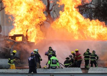 Aumenta a 10 los fallecidos por explosión de pipa de gas en Iztapalapa; hay 54 personas internadas