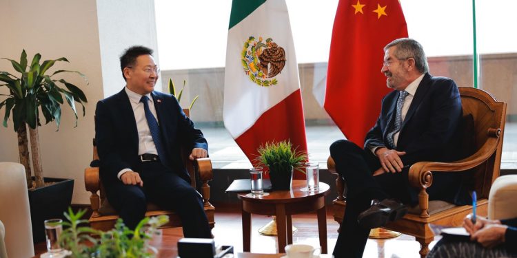 Canciller Juan Ramón de la Fuente se reúne con el embajador de China en México