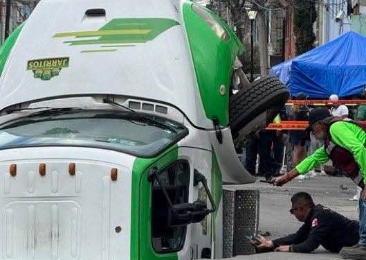 Camión repartidor de refrescos cae en socavón en Iztapalapa; no se reportan lesionados