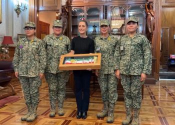 Sheinbaum recibe la nueva banda presidencial y bandera para su primer Grito de Independencia