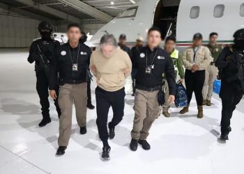 Hernán Bermúdez arriba a Toluca tras expulsión de Paraguay y es trasladado bajo fuerte operativo al penal del Altiplano