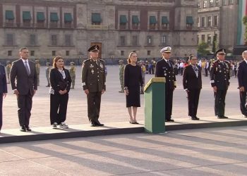 Sheinbaum encabeza ceremonia en memoria de víctimas de los sismos de 1985 y 2017 en el Zócalo