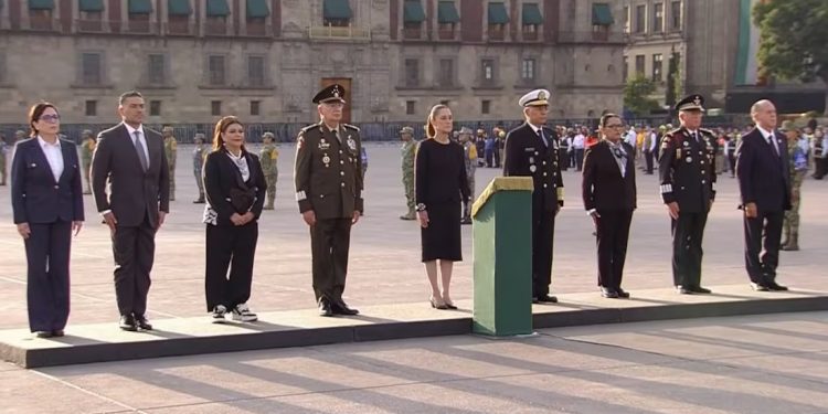Sheinbaum encabeza ceremonia en memoria de víctimas de los sismos de 1985 y 2017 en el Zócalo