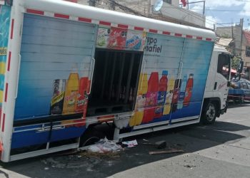 Camión repartidor de refrescos cae en socavón en Gustavo A. Madero; no hubo lesionados