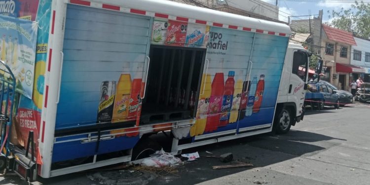 Camión repartidor de refrescos cae en socavón en Gustavo A. Madero; no hubo lesionados