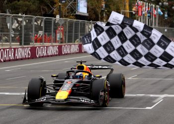 Verstappen gana en el GP de Azerbaiyán, mientras Piastri se estrella