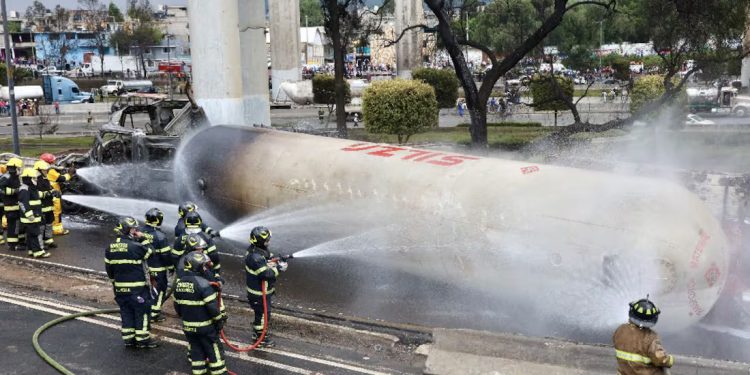 Suman 29 muertos por explosión de pipa en el Puente de la Concordia