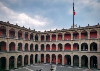 Senadores y diputados de Morena revisan en Palacio Nacional iniciativa de reforma a la Ley de Amparo