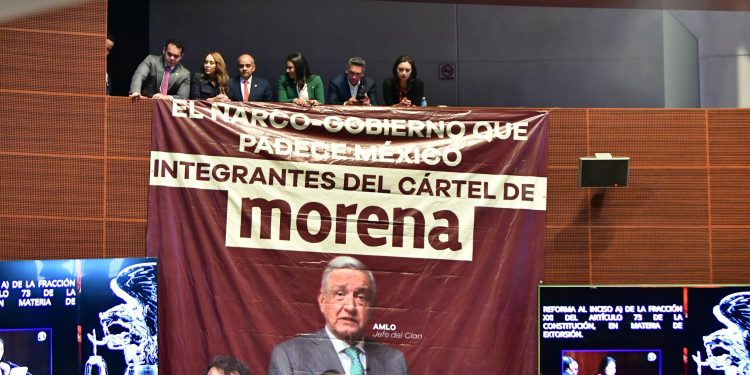 Alejandro Moreno denuncia intento de retiro de manta sobre presunta corrupción de Morena