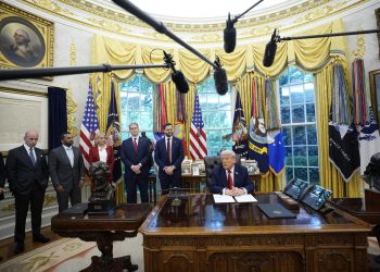 Trump impone aranceles del 100% a fármacos de marca y del 25% a camiones pesados