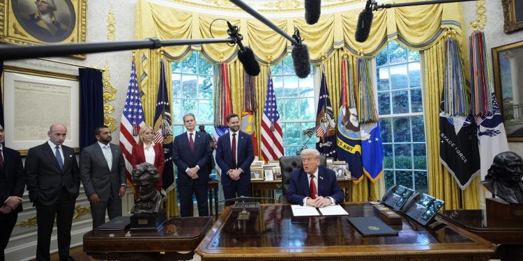 Trump impone aranceles del 100% a fármacos de marca y del 25% a camiones pesados