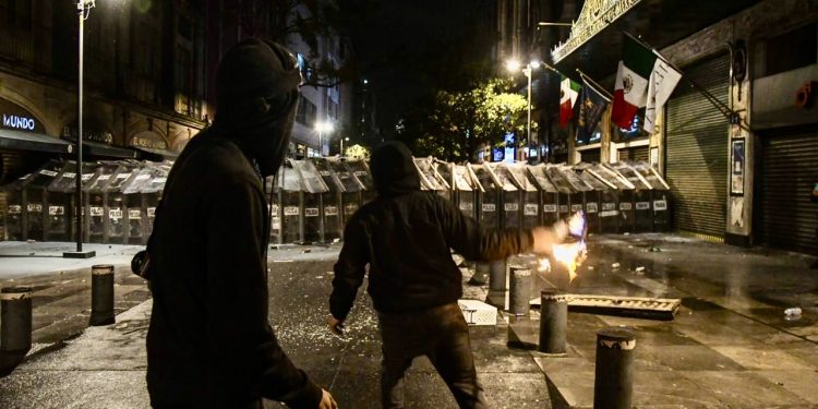 Reportan saldo blanco en marcha por el 11° aniversario de Ayotzinapa