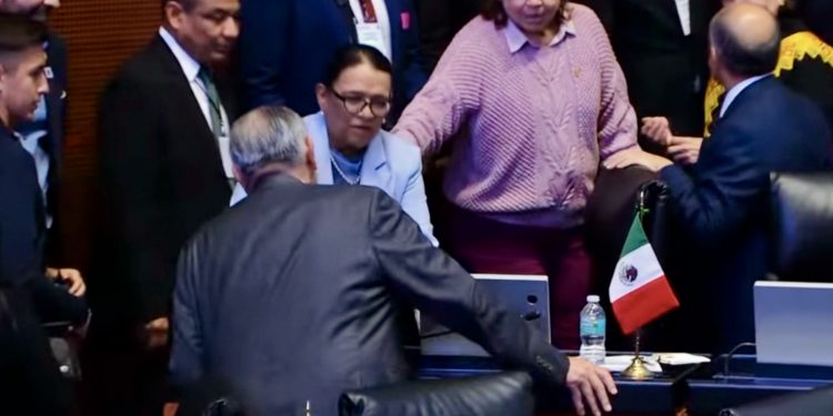 Rosa Icela Rodríguez niega abrazo y beso a Adán Augusto