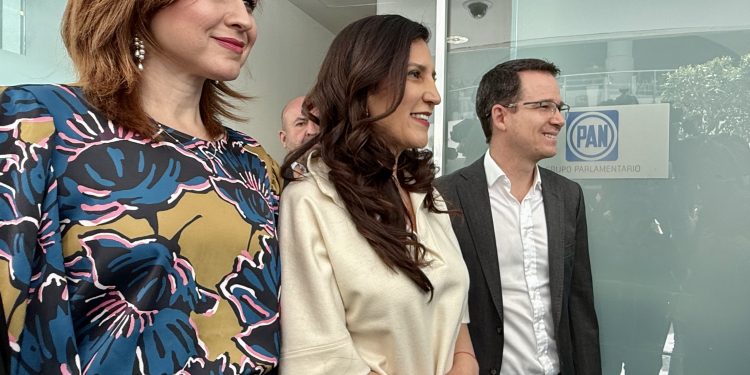 Kenia López acude al Senado; asegura que su presidencia en Diputados será “institucional, ética y honorable”