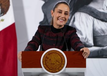 “No voy a entrar en debate con él”, Sheinbaum sobre viaje en avión privado de Fernández Noroña