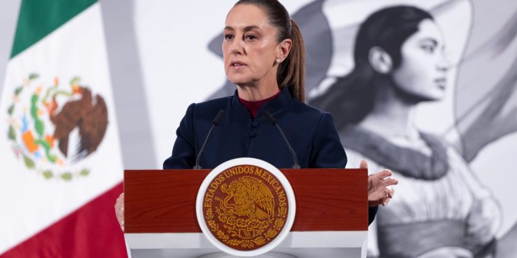 Sheinbaum asegura que hay recursos suficientes para atender emergencia por lluvias y critica la burocracia del Fonden