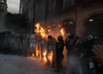 SSC y FGJ investigan actos vandálicos durante la marcha del 2 de octubre; hay un detenido por saqueo