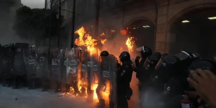 SSC y FGJ investigan actos vandálicos durante la marcha del 2 de octubre; hay un detenido por saqueo