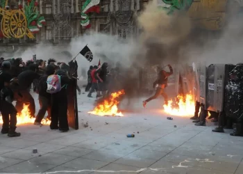 Violencia en marcha del 2 de octubre: Bloque Negro agrede a policías y periodistas en el Centro Histórico