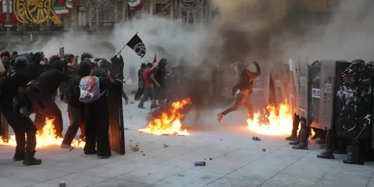 Violencia en marcha del 2 de octubre: Bloque Negro agrede a policías y periodistas en el Centro Histórico