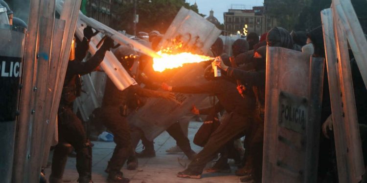 Hospitalizado 16 policías tras actos violentos de la marcha del 2 de octubre