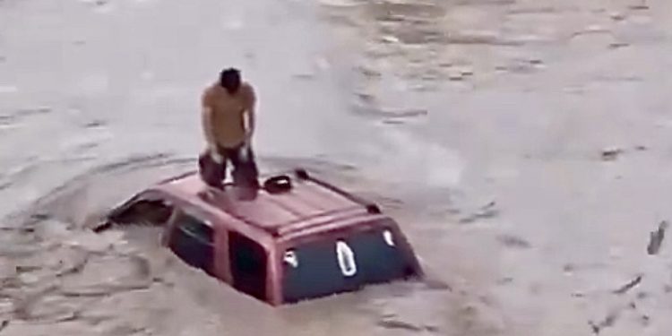 Poza Rica, bajo el agua y sin rescate: denuncian ausencia de autoridades durante las inundaciones