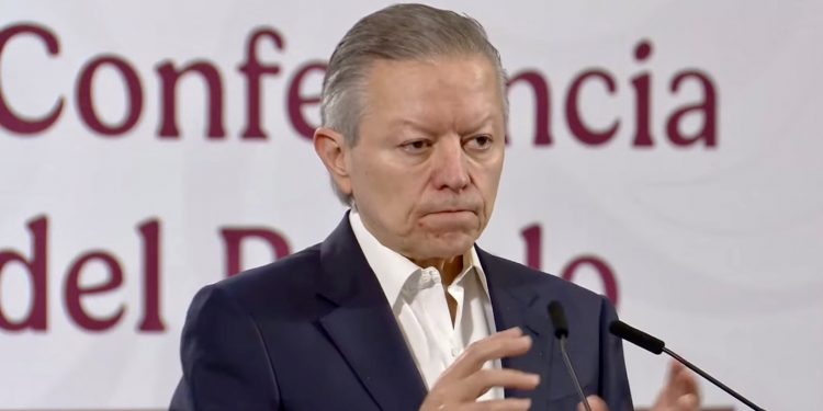 Zaldívar acusa campaña de desinformación contra reforma a la Ley de Amparo; asegura que no limita derechos ni es retroactiva