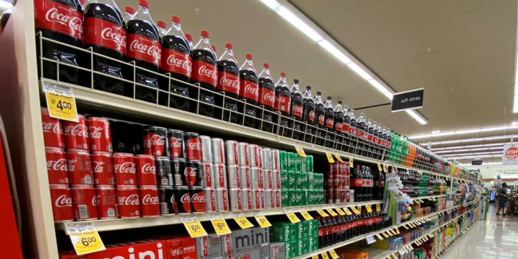 Sheinbaum alcanza acuerdo con refresqueras para reducir azúcar en bebidas y combatir obesidad y diabetes