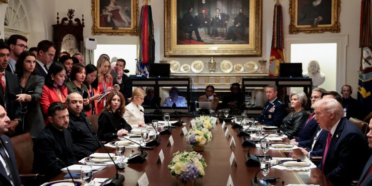 Zelenskiy busca armas, pero Trump apuesta por un acuerdo de paz con Rusia