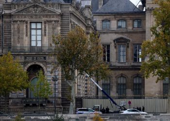 Impactante robo en Louvre, ladrones sustraen joyas de la corona francesa usan grúa y motocicletas