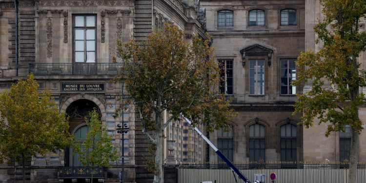 Impactante robo en Louvre, ladrones sustraen joyas de la corona francesa usan grúa y motocicletas