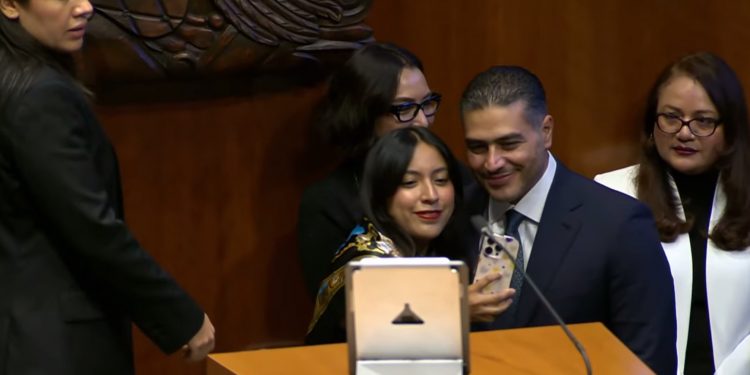 Omar García Harfuch roba suspiros y selfies a senadoras antes de su comparecencia en el Senado