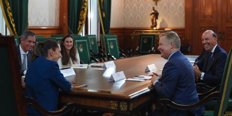 Sheinbaum se reúne con Scott Thomson para impulsar el crédito a Pymes y fortalecer la economía mexicana