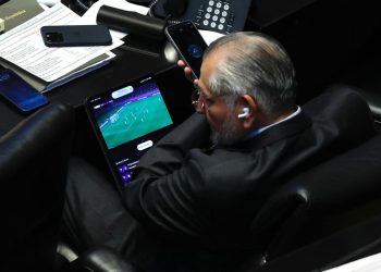 Adán Augusto pone más atención a la Champions que a la comparecencia de Hacienda