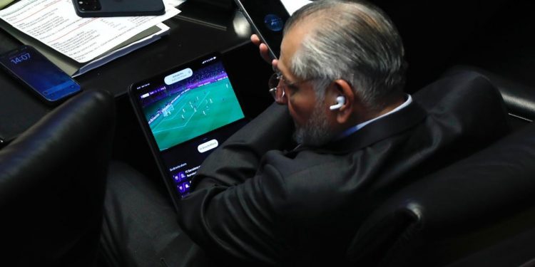 Adán Augusto pone más atención a la Champions que a la comparecencia de Hacienda