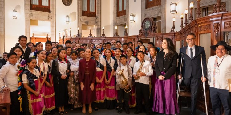 “La lengua es un territorio a defender”, Claudia Curiel presenta la Fiesta de las Culturas Comunitarias en el Zócalo