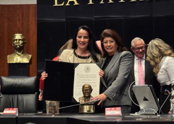 Senado entrega reconocimiento “Dr. Jesús Kumate Rodríguez” a Gabriela Borrayo y Simón Barquera