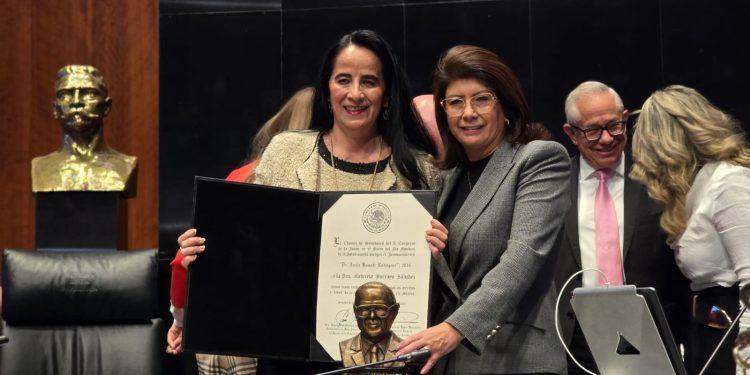 Senado entrega reconocimiento “Dr. Jesús Kumate Rodríguez” a Gabriela Borrayo y Simón Barquera