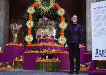 Sheinbaum dedica la ofrenda de Día de Muertos en Palacio Nacional a las ancestras indígenas de México
