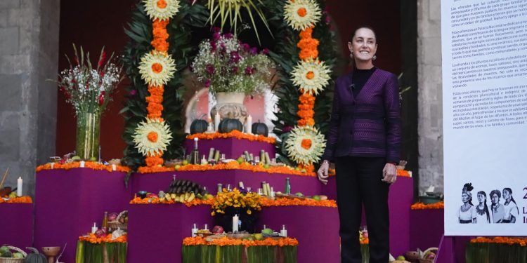 Sheinbaum dedica la ofrenda de Día de Muertos en Palacio Nacional a las ancestras indígenas de México