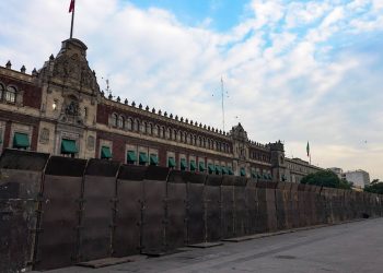 Sheinbaum justifica las vallas en Palacio Nacional; “su objetivo es proteger la vida de las personas ante posibles provocaciones”